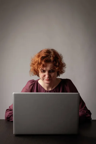 Rödhårig kvinna med laptop. — Stockfoto