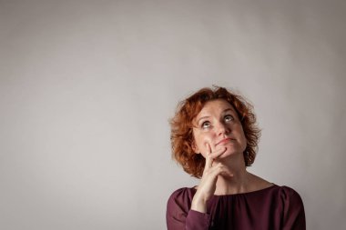 Kızıl saçlı kadın. 