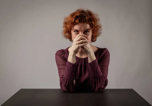 Smutna rudowłosa kobieta. Depresja. — Zdjęcie stockowe