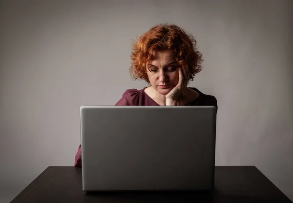 Rödhårig kvinna med laptop. — Stockfoto