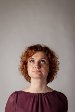 Kızıl saçlı kadın. 