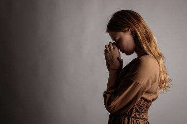 Kahverengi elbiseli kadın kalp ağrısı çekiyor. Depresyon ve üzüntü.