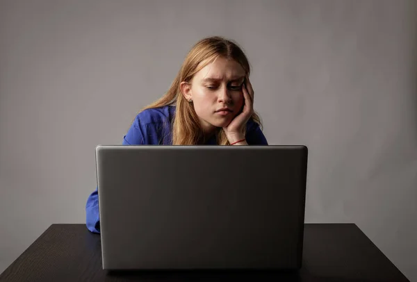 Молода жінка в синьому з ноутбуком . — стокове фото