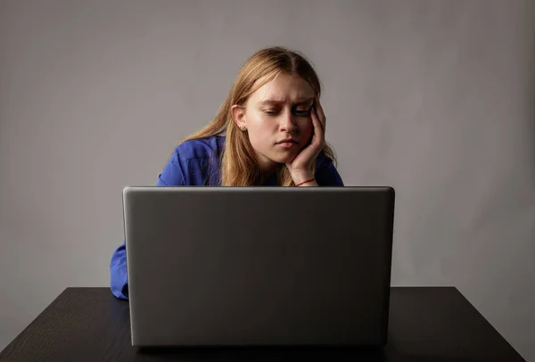 Mujer joven en azul con portátil . — Foto de Stock