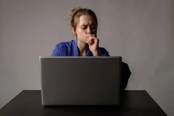 Ung kvinna i blått med laptop. — Stockfoto