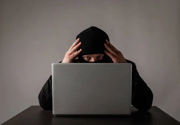 Hacker in maschera utilizzando un computer portatile . — Foto Stock