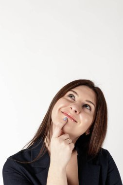 Mavili genç kadın yukarı bakıyor..