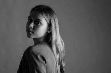 Kahverengi elbiseli genç kadın..