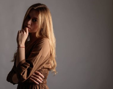 Kahverengi elbiseli genç kadın..