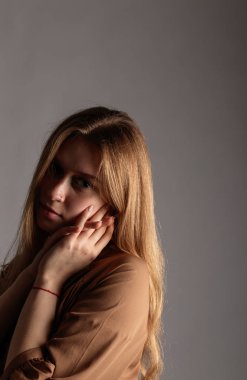 Kahverengi elbiseli genç kadın..