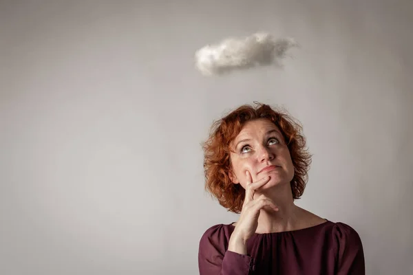 Rothaarige Frau und Wolke. — Stockfoto