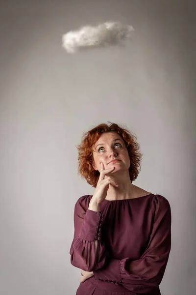 Red-haired woman and cloud. — Stock Photo, Image