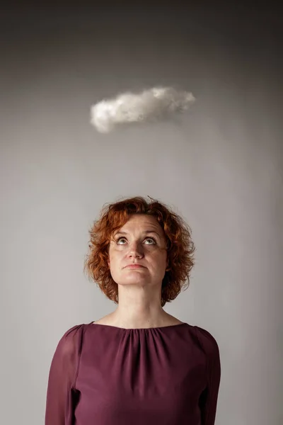 Kızıl saçlı kadın ve bulut. — Stok fotoğraf