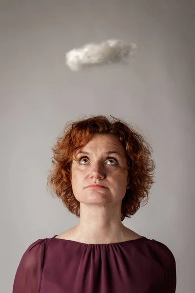 Red-haired woman and cloud. — Stock Photo, Image