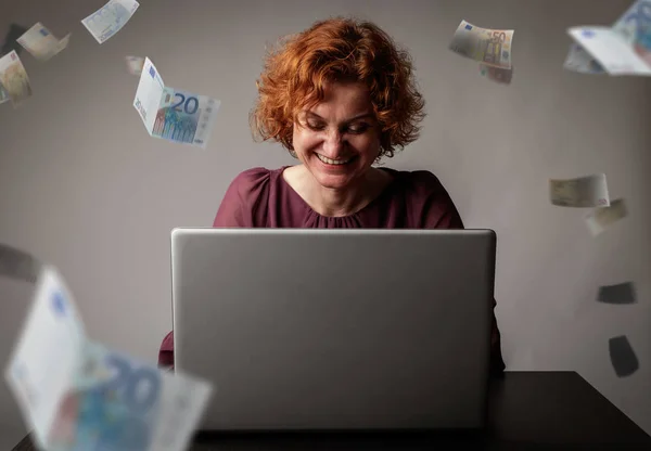 Mulher ruiva com portátil. Mulher ruiva e euro em queda — Fotografia de Stock