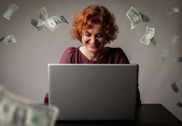 Red-haired woman with laptop. Red-haired woman and falling dolla — 스톡 사진