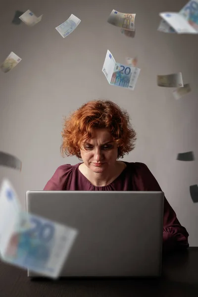 ノートパソコン付きの赤い髪の女性。赤い髪の女性と落下ユーロ — ストック写真