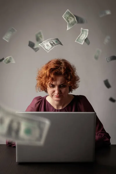 Mulher ruiva com portátil. Mulher de cabelos vermelhos e dolla caindo — Fotografia de Stock