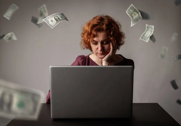 Red-haired woman with laptop. Red-haired woman and falling dolla — 스톡 사진