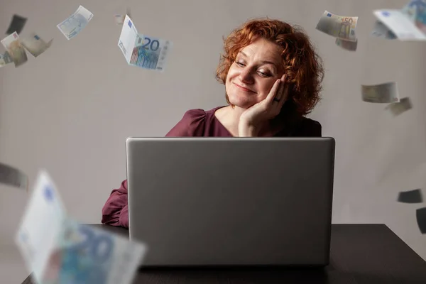 Mulher ruiva com portátil. Mulher ruiva e euro em queda — Fotografia de Stock