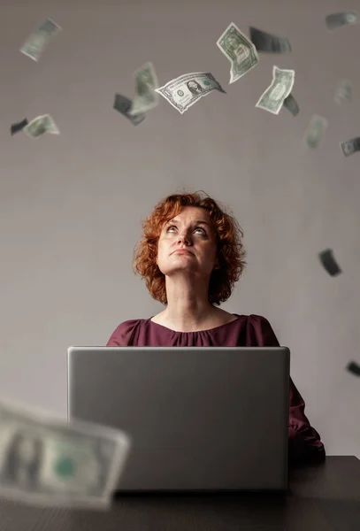 Red-haired woman with laptop. Red-haired woman and falling dolla — 스톡 사진