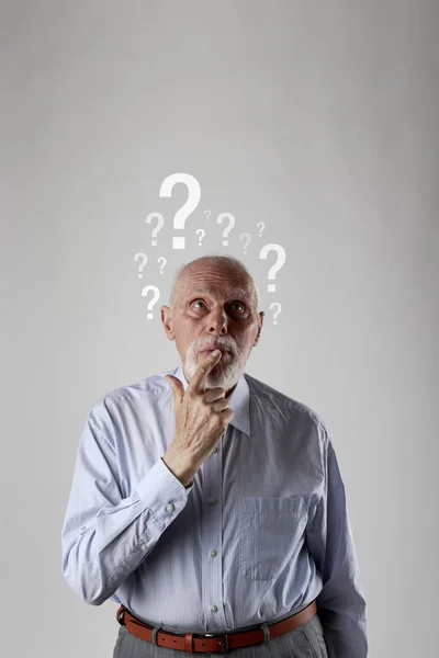 Old man and question marks. Dementia and ignorance. Confused old — 스톡 사진