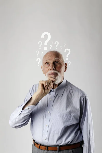 Old man and question marks. Dementia and ignorance. Confused old — 스톡 사진