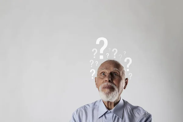 Old man and question marks. Dementia and ignorance. Confused old — 스톡 사진