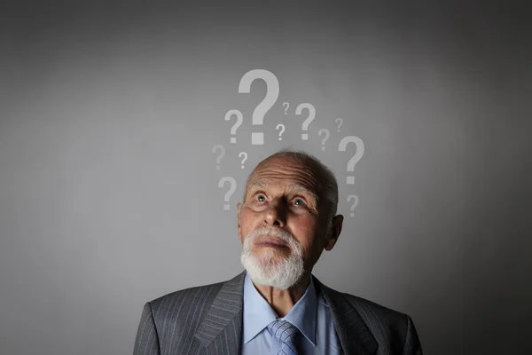 Old man and question marks. Dementia and ignorance. Confused old — 스톡 사진