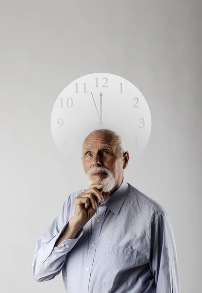 Vieil homme et temps. Le vieil homme attend. Trois minutes à douze heures . — Photo