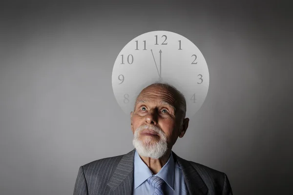 Old man and time. Old man is waiting. Three Minutes to Twelve. — Stock Photo, Image