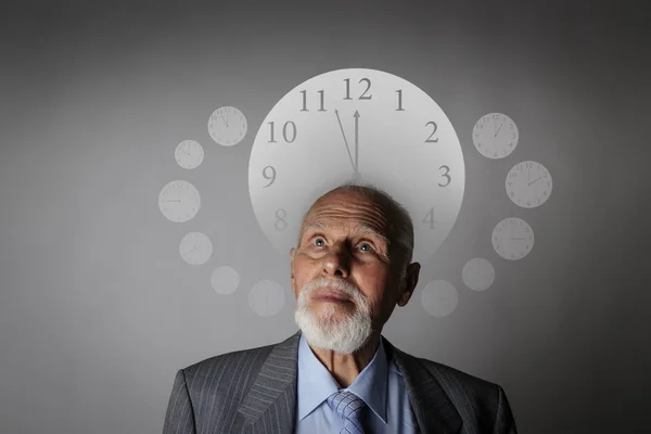 Old man and time. Old man is waiting. Three Minutes to Twelve. — Stock Photo, Image