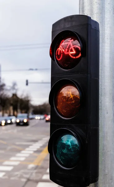 Semáforo para ciclistas. Luz roja para carril bici en una red de arrastre —  Fotos de Stock