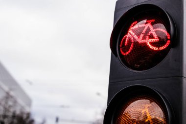 Bisikletçiler için trafik ışığı. Trafikte bisiklet yolu için kırmızı ışık