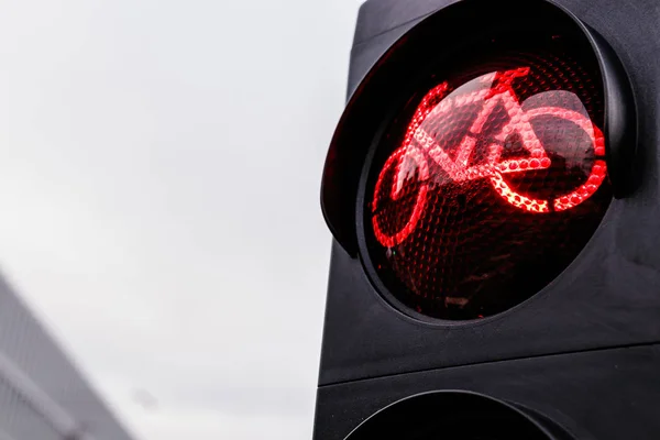 Traffic light for cyclists. Red light for bycicle lane on a traf 免版税图库照片