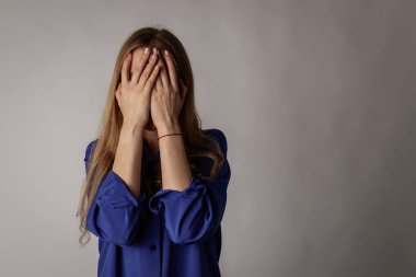 Mavili üzgün genç kadın..