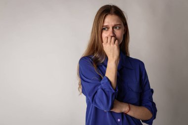 Mavili üzgün genç kadın..