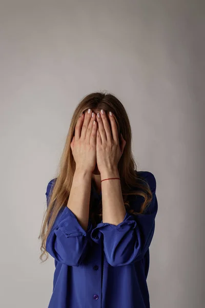 Smutna młoda kobieta w niebieskim. — Zdjęcie stockowe