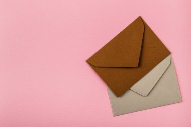 Zarflar masanın üstünde..