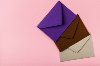 Zarflar masanın üstünde..