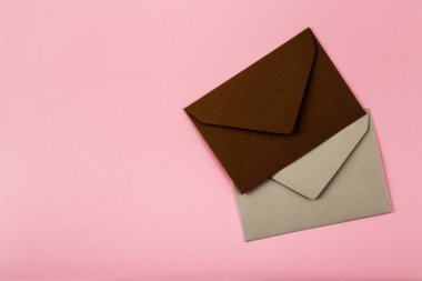 Zarflar masanın üstünde..