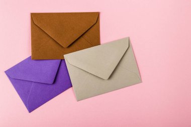 Zarflar masanın üstünde..