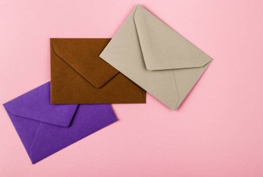 Zarflar masanın üstünde..