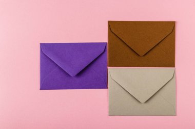 Zarflar masanın üstünde..