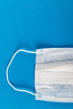 Mavi arka planda tıbbi koruyucu maske. Cerrahi maske. Çin coronavirüs salgını kavramı.