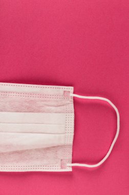 Pembe arka planda tıbbi koruyucu maske. Cerrahi maske. Çin coronavirüs salgını kavramı.