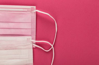 Pembe arka planda tıbbi koruyucu maskeler. Cerrahi maske. Çin coronavirüs salgını kavramı.