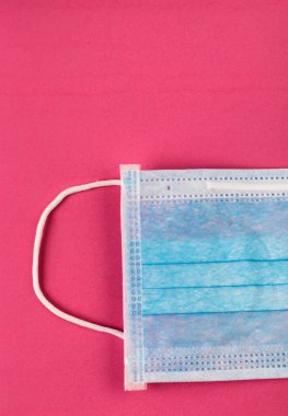 Pembe arka planda tıbbi koruyucu maske. Cerrahi maske. Çin coronavirüs salgını kavramı.
