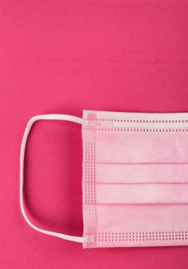 Pembe arka planda tıbbi koruyucu maske. Cerrahi maske. Çin coronavirüs salgını kavramı.