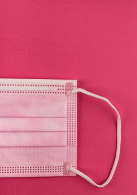 Pembe arka planda tıbbi koruyucu maske. Cerrahi maske. Çin coronavirüs salgını kavramı.